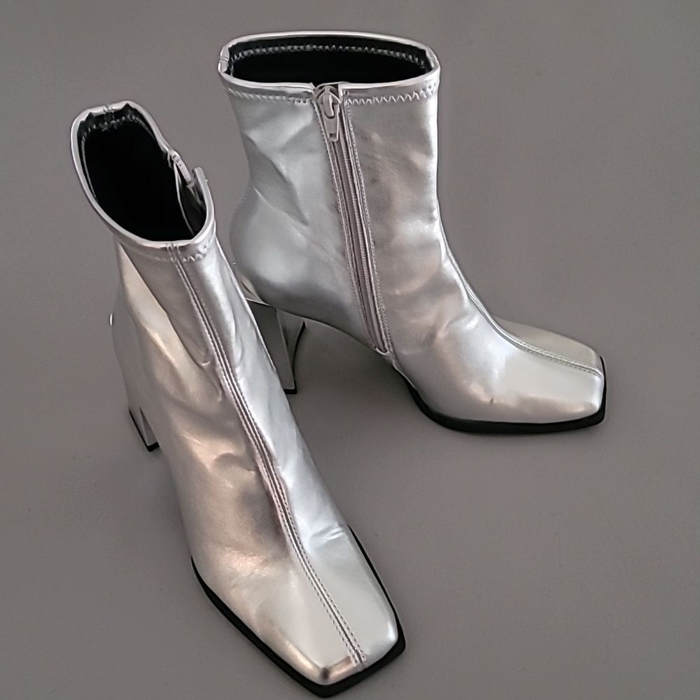 Gianni Bini Women's Border-Line Silver Metallic Block Heel Booties 7M